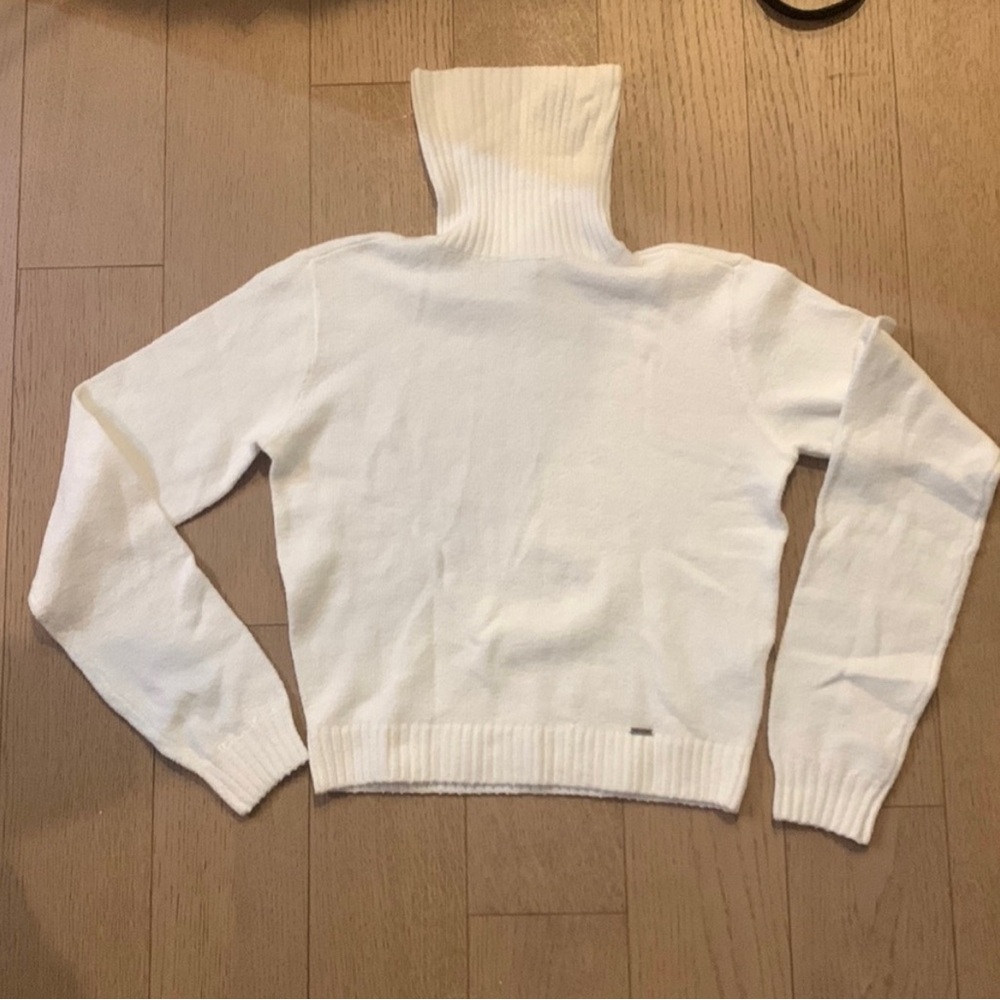Hollister white knit turtleneck. Sise Small